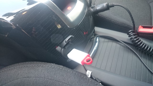 Voilà une prise USB d'origine Peugeot et modifiée à l'arrière (Connecteur USB femelle) et vendue par un shop sur Ebay (27€ environ), chère mais de toute façon totalement indisponible chez Peugeot! Elle est connectée aux entrées AUX audio-vidéo du Kenwood et permet de distribuer des fichiers vidéos sur tous les écrans! Sur mon 5008, il n'y avait rien à cet endroit de la console! J'ai donc percé un trou avec une mèche à bois à petite vitesse! Pile poil pour intégrer la prise USB modifiée!