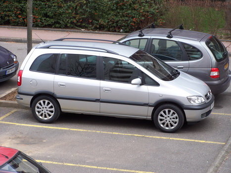 09b_Zafira_2.0_DTi_Elegance_(100cv)_ext.jpg