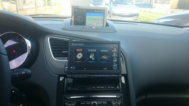 L'écran du Kenwood permet le maintien de l'affichage sur l'écran d'origine pour toutes les fonctions GPS, radio, aux, etc....