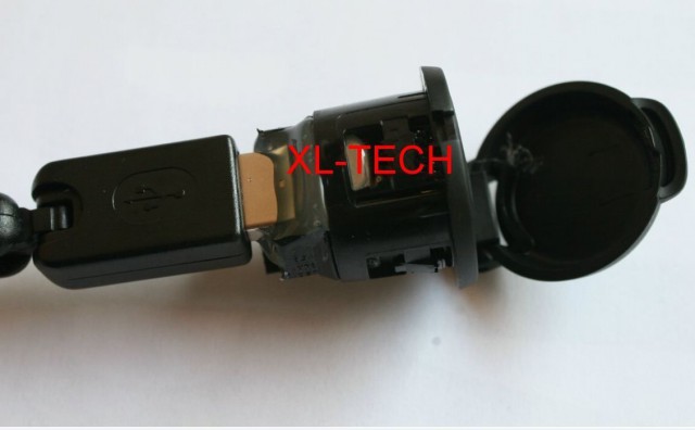 Prise modifiée USB femelle devant et mâle derrière trouvée sur Ebay